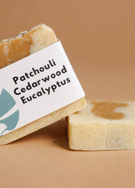 Patchouli + Bois de cèdre + Eucalyptus : Barre de savon naturelle pour peaux sensibles et matures